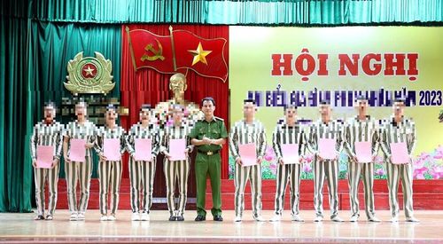 Biểu dương, khen thưởng cho các phạm nhân tích cực tham gia phong trào văn hóa, văn nghệ
