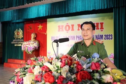 Đại tá Trần Đức Phong - Giám thị Trại giam Ninh Khánh phát biểu tại hội nghị