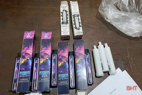 Tang vật thuốc lá điện tử thu giữ trong 2 vụ đấu tranh ngăn chặn hồi tháng 4/2023