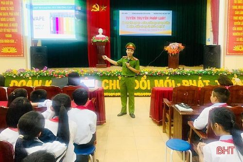Công an huyện Cẩm Xuyên tuyên truyền pháp luật phòng, chống tác hại của thuốc lá điện tử tại Trường THCS Hà Huy Tập.