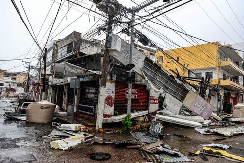 Nó cũng phá hủy một phần nhiều tòa nhà, để lại những lỗ hổng trên tường của các tòa tháp cao tầng, đồng thời làm lật đổ các phương tiện. Thuyền đánh cá và du thuyền bị dạt vào bờ.