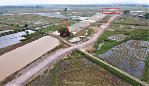 Vị trí cống chui được thiết kế (ô vuông đỏ) cách điểm người dân đề xuất mở thêm cống khác cách nhau khoảng 400m (mũi tên đỏ).