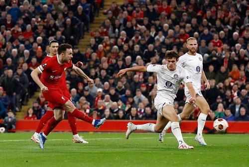 Ngay phút thứ 9, Diogo Jota solo từ giữa sân mở ỷ số đẹp mắt cho đội chủ nhà