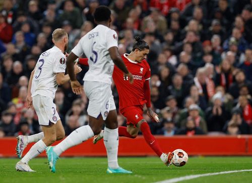 Trước khi hiệp một khép lại, Darwin Nunez sút sấm sét ở góc hẹp nâng tỷ số lên 3-1