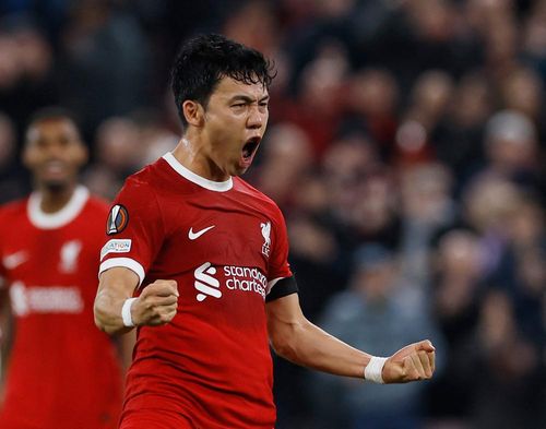 Phút 30, Wataru Endo ghi bàn đầu tiên trong màu áo Liverpool với pha đánh đầu hiểm hóc
