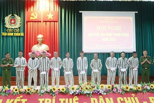 Lãnh đạo Cục C10 (Bộ Công an) và Trại giam Xuân Hà tặng quà động viên các phạm nhân có hoàn cảnh khó khăn.
