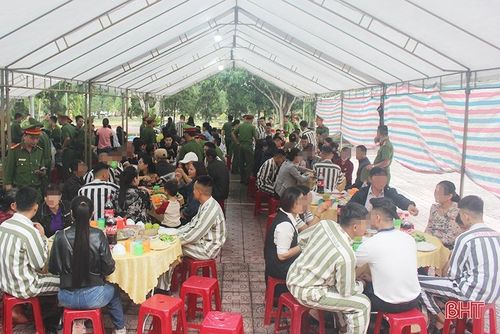 Bữa cơm gắn kết gia đình với phạm nhân.