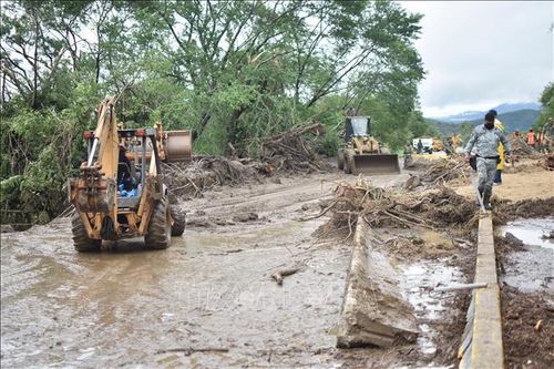 Công tác khắc phục hậu quả sau bão Otis tại Chilpancingo, bang Guerrero, Mexico ngày 25/10/2023. Ảnh: THX/TTXVN