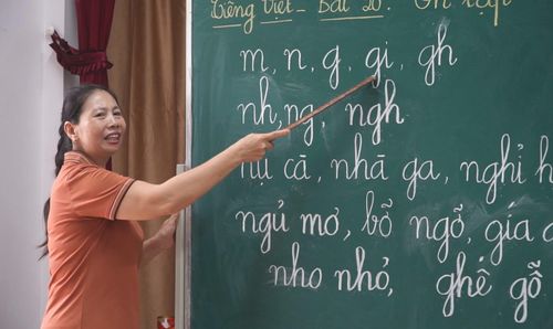 Để mở lớp, cô Vỵ đã phải đến tận nhà các em học sinh để động viên gia đình, đồng thời tự bỏ tiền mua bút, sách, vở cho các em. Ảnh: Ngô Hùng.