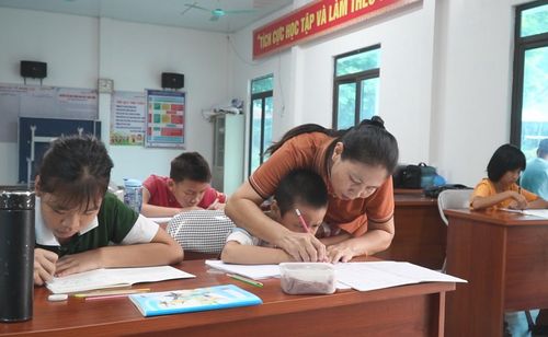 Nhờ sự uốn nắn, chỉ dạy tận tình, nhiều em học sinh đã biết đọc, biết viết, tự chăm sóc được bản thân. Ảnh: Ngô Hùng.