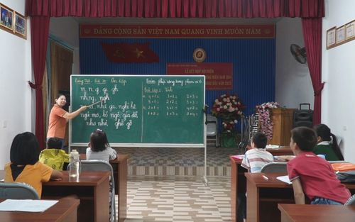 Những trẻ đến lớp học của cô Vỵ đều bị khuyết tật, việc tiếp thu bài học gặp khó khăn nhưng cô luôn tận tình giảng dạy. Ảnh: Ngô Hùng.