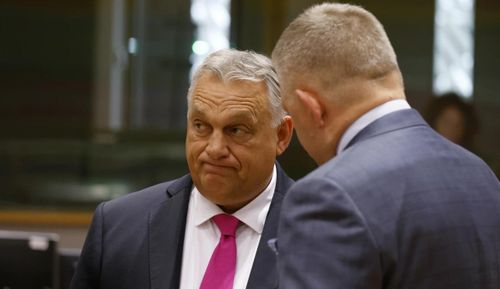 Thủ tướng Hungary Viktor Orban (trái) nói chuyện với người đồng cấp Slovakia tại hội nghị thượng đỉnh EU. Ảnh: AP