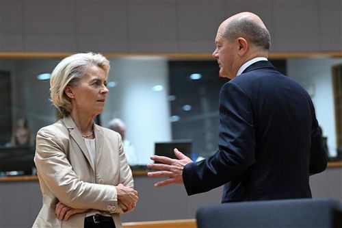 Thủ tướng Đức Olaf Scholz (phải) thảo luận với Chủ tịch Ủy ban châu Âu Ursula von der Leyen tại Hội nghị thượng đỉnh EU ở Brussels, Bỉ ngày 27/10/2023. Ảnh: AFP/TTXVN