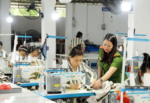 Cán bộ Trại giam Phú Sơn hướng dẫn dạy nghề phạm nhân P.T.G