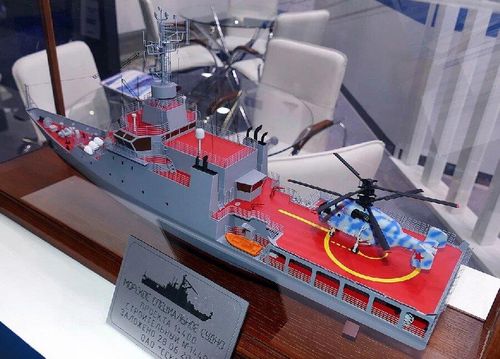 Tính đặc thù của lịch sử đóng tàu huấn luyện Dự án 14400 cho phi công trực thăng có thể được nhấn mạnh trước hết bởi những đặc điểm vốn có của loại tàu này: chiều dài thân chỉ 66,9 mét, chiều rộng 12,7 mét, mớn nước 2,1 mét, lượng giãn nước là 842 tấn.