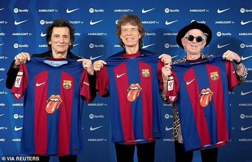 Cuối tuần qua, FC Barcelona đã ra mắt chiếc áo thi đấu phiên bản giới hạn có biểu tượng lưỡi và môi khét tiếng của Rolling Stones và được bán lẻ với mức giá hấp dẫn là 400 USD