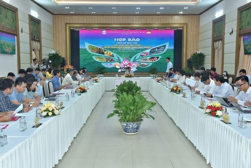 Tham dự họp báo công bố ngày hội Hội quán có đại diện lãnh đạo tỉnh, các sở, ban, ngành tỉnh và các cơ quan quan thông tấn, báo chí trong và ngoài tỉnh.