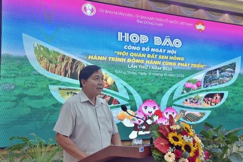 Ông Lê Thành Công, Chủ tịch Ủy ban MTTQ Việt Nam Tỉnh - Trưởng ban Tổ chức Ngày hội Hội quán phát biểu tại buổi họp báo.