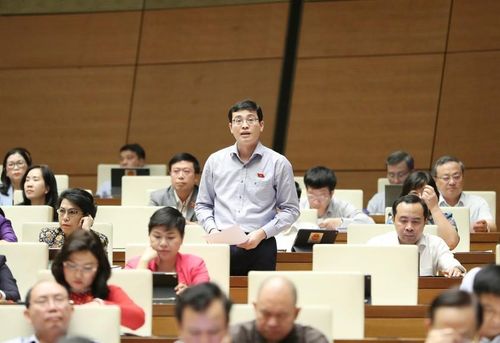 Đại biểu Đỗ Đức Hiển phát biểu tại phiên họp.