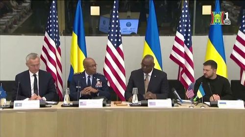 Bộ trưởng Quốc phòng Mỹ và Tổng thống Ukraine tại hội nghị của NATO
