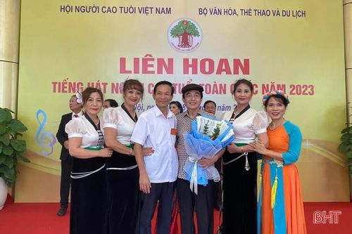 Ông Nguyễn Đăng Quang - đạo diễn đoàn Điện Biên (thứ 3 từ trái sang) ấn tượng với các tiết mục của đoàn Hà Tĩnh.
