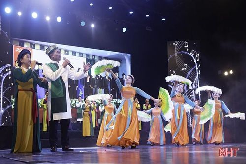 Tiết mục dân ca ví, giặm: “Người cao tuổi đất Hồng Lam vâng lời Bác dạy” của đoàn Hà Tĩnh đạt giải A (tốp ca).