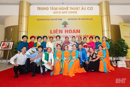 Các đoàn tham gia Liên hoan Tiếng hát NCT toàn quốc năm 2023 chụp ảnh lưu niệm.
