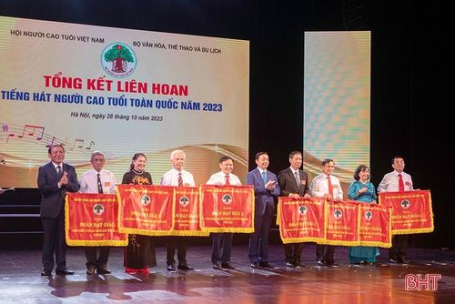 Phó Thủ tướng Chính phủ Trần Hồng Hà trao cờ cho các đơn vị đạt giải A toàn đoàn (ông Thái Sinh - Chủ tịch Hội Người cao tuổi Hà Tĩnh đứng thứ 5 từ trái sang). 