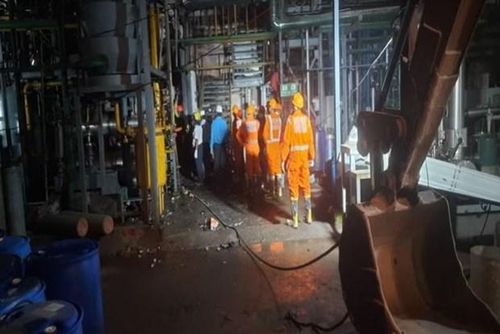 Hiện trường bên trong Nhà máy Dược phẩm Blue Jet. (Nguồn: ANI)