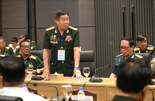 Đại diện Đoàn cựu quân tình nguyện, cựu chuyên gia và gia đình Việt Nam có người thân hy sinh trên chiến trường Campuchia phát biểu tại cuộc gặp. Ảnh: Hoàng Minh/Pv TTXVN tại Campuchia