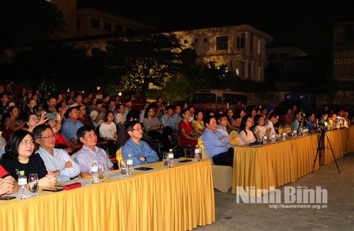 Các đại biểu dự khai mạc Liên hoan hát Xẩm Ninh Bình mở rộng năm 2023.
