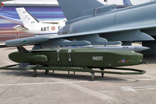 Để bổ sung thêm thông tin chi tiết, nhà sản xuất tiết lộ rằng hai năm trước, MBDA Deutschland đã khôi phục tính năng đối với 300 đơn vị tên lửa hành trình Taurus cho Không quân Đức. Việc tân trang bao gồm thay thế động cơ, đầu đạn, thiết bị điện tử...