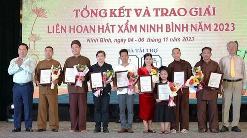 Phó Chủ tịch Thường trực Ủy ban nhân dân tỉnh Ninh Bình Tống Quang Thìn trao giải thưởng cho các tập thể và cá nhân có tiết mục xuất sắc tại Liên hoan. (Ảnh: MINH QUANG)
