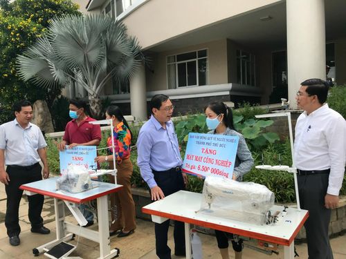 Một hoạt động phối hợp hỗ trợ người nghèo của Mặt trận TP Thủ Đức.