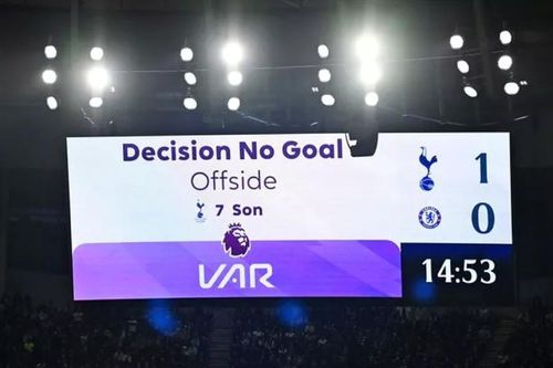 VAR liên tục can thiệp và từ chối các bàn thắng trên sân nhà của Tottenham.