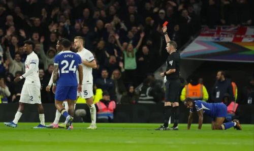 Destiny Udogie cũng bị trọng tài Michael Oliver truất quyền thi đấu.