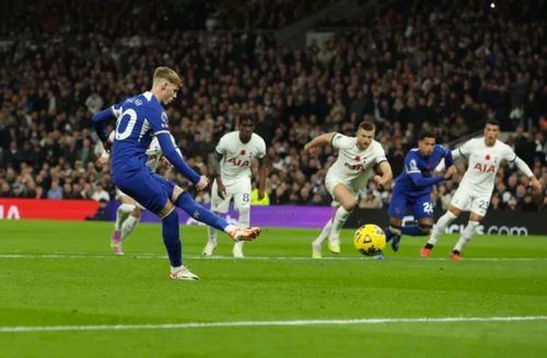 Cole Palmer thực hiện bàn thắng từ chấm phạt đền để quân bình tỷ số cho Chelsea.