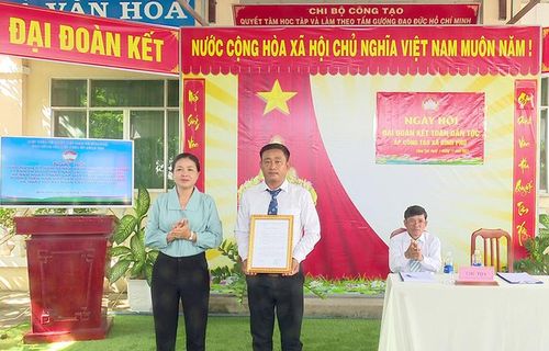 Phó Chủ tịch UBND huyện Tân Hồng Đào Ngọc Bích trao Quyết định công nhận ấp Công Tạo đạt “Ấp văn hóa nông thôn mới” năm 2023