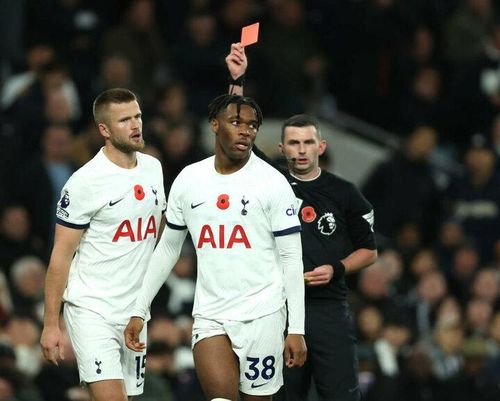 Tottenham mất thế trận sau chiếc thẻ đỏ.