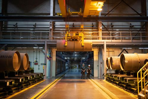 Các thùng chứa đầy khí uranium hexafluoride phải được làm giàu để cung cấp năng lượng cho các lò phản ứng. Việc chuyển đổi uranium đã nghiền thành loại khí này là nút thắt nghiêm trọng nhất trong chu trình nhiên liệu hạt nhân của Mỹ, trong khi Rosatom của Nga lại là "chuyên gia" trong khâu này. Ảnh: Bloomberg