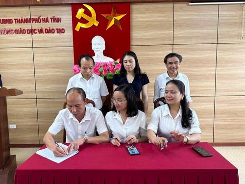 Đại diện các trường ký cam kết chấn chỉnh tình trạng dạy thêm, học thêm trước sự chứng kiến của lãnh đạo Phòng GD&ĐT thành phố.
