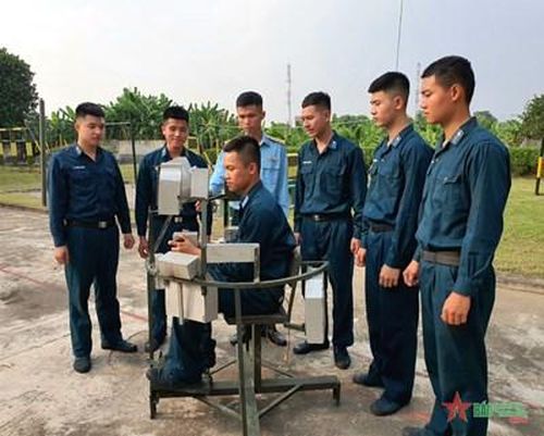 Trung úy Nguyễn Văn Tài trực tiếp hướng dẫn các xạ thủ tập luyện trên mô hình huấn luyện buồng xạ thủ A89 do anh thiết kế.