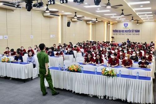 Thượng úy Nguyễn Khắc Anh – Bí thư Đoàn TN Phòng PC04 tuyên truyền về tác hại của ma túy tại các trường học trên địa bàn TP.HCM