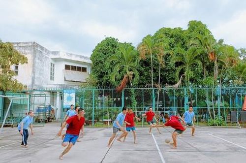 Các học viên sinh hoạt và học tập tại Cơ sở tư vấn và cai nghiện ma túy Bình Triệu.
