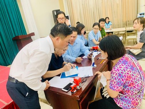 Phó Chủ tịch Thường trực Ủy ban Mặt trận Tổ quốc Việt Nam TP Hà Nội Nguyễn Sỹ Trường trực tiếp giám sát việc giải ngân hỗ trợ các nạn nhân vụ hỏa hoạn tại quận Thanh Xuân