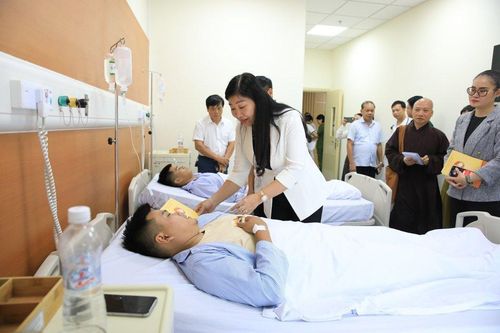 Chủ tịch Ủy ban Mặt trận Tổ quốc Việt Nam TP Hà Nội Nguyễn Lan Hương thăm hỏi, động viên nạn nhân vụ hỏa hoạn tại quận Thanh Xuân được điều trị tại Viện Quân y 103