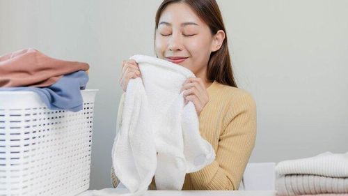 Làm mềm vải một cách tự nhiên là một trong những lợi ích của việc sử dụng giấm trong giặt ủi quần áo. (Ảnh: House Digest)