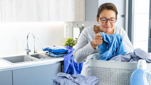 Giấm giúp loại bỏ mùi thuốc lá, mùi thức ăn nhanh, mùi khói ám vào quần áo, đồ đạc. (Ảnh: House Digest)