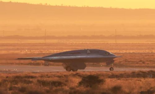 Máy bay ném bom tàng hình tầm xa B-21 Raider lăn bánh trên đường băng ở Palmdale, California. Ảnh: Reuters