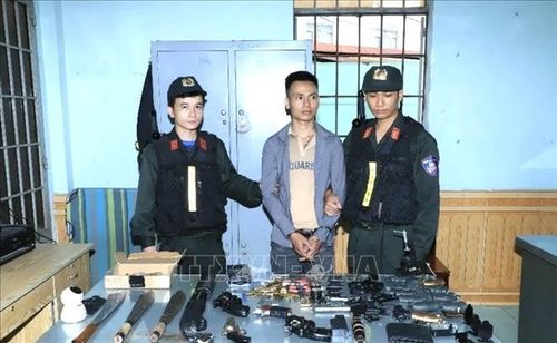 Bắt giữ đối tượng cùng tang vật có liên quan. Ảnh: TTXVN phát